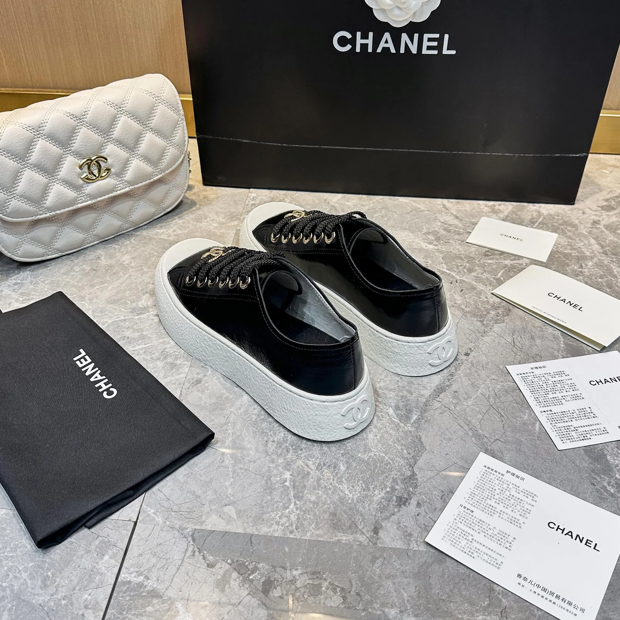 👟👟Ex-factory price 440👟👟 Chanel Chanel - 2024 counter top casual sports shoes This classic design; the upper is electro-embroidered with a variety of craftsmanship; the outsole is fashionable and sporty; it is extraordinary and incorporates a variety of color matching elements... The diversified mix and match is very good-looking and versatile, casual, fashionable, sports and outdoor can be taken into account... ꫛꫀꪝ Go➫ Material: ❶Upper made of: Original imported cowhide ❷Inside made of: original imported breathable sheepskin ❸Outsole based on: original TPU outsole Full set of boutique packaging for women 35–41